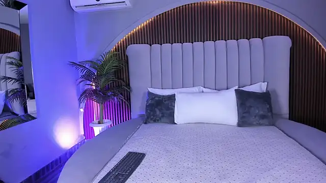 Snapshot of MelanieHillss chatting on January 9, 4:37 am MelanieHillss online show from January 9, 4:37 am