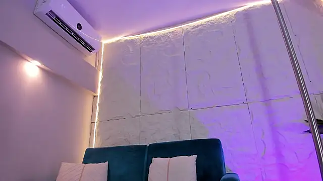 Snapshot of MelanieHillss chatting on February 2, 8:18 pm MelanieHillss online show from February 2, 8:18 pm