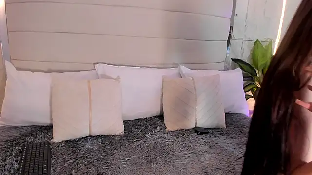 Snapshot of MelanieHillss chatting on February 14, 8:38 pm MelanieHillss online show from February 14, 8:38 pm