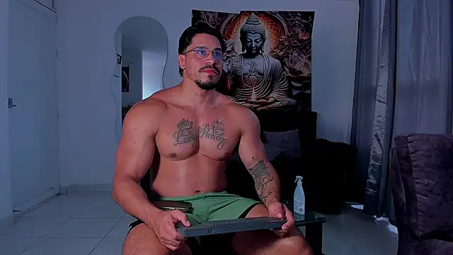 Snapshot of Valentino_Dosantos_ chatting on October 18, 2:18 pm Valentino Dosantos online show from October 18, 2:18 pm