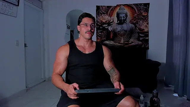 Snapshot of Valentino_Dosantos_ chatting on November 4, 8:19 pm Valentino Dosantos online show from November 4, 8:19 pm