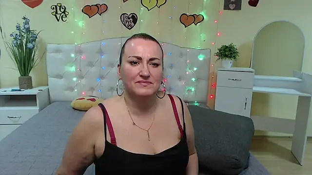 Snapshot of DianaMGG chatting on March 12, 9:44 am DianaMGG online show from March 12, 9:44 am
