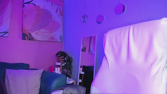 Snapshot of Bella_walker_ chatting on September 15, 8:20 pm Bella walker online show from September 15, 8:20 pm