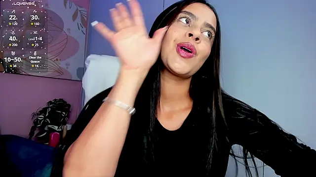 Snapshot of Bella_walker_ chatting on October 5, 8:18 pm Bella walker online show from October 5, 8:18 pm