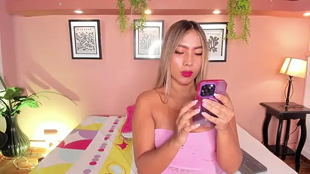 Snapshot of SofiaBennett_ chatting on May 4, 1:07 pm SofiaBennett online show from May 4, 1:07 pm