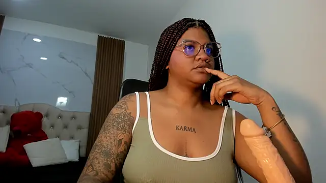 Snapshot of ZahraRose chatting on February 18, 8:27 pm ZahraRose online show from February 18, 8:27 pm