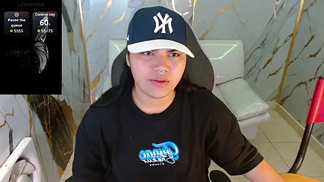 Snapshot of melany_rouse18 chatting on April 7, 5:19 am melany rouse18 online show from April 7, 5:19 am