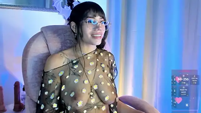 Snapshot of daenerysar5 chatting on October 22, 1:00 pm daenerysar5 online show from October 22, 1:00 pm