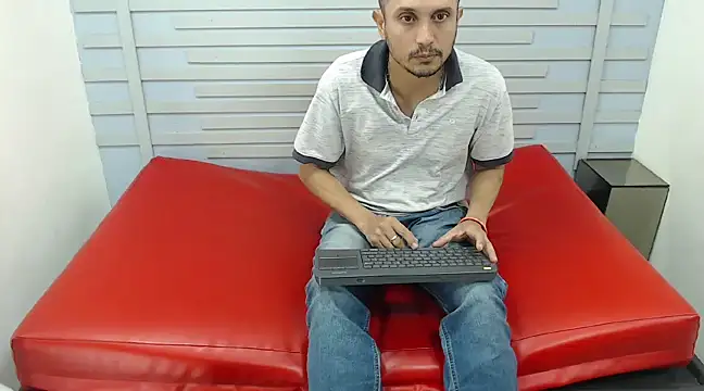 Snapshot of JhonTorres018 chatting on February 25, 10:18 pm JhonTorres018 online show from February 25, 10:18 pm