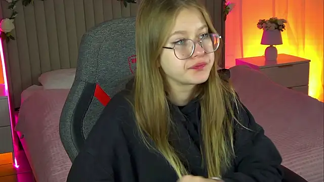 EveMundie online show from October 18, 9:54 am