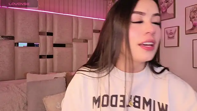 Snapshot of Ivanna_West chatting on February 22, 4:24 am Ivanna West online show from February 22, 4:24 am