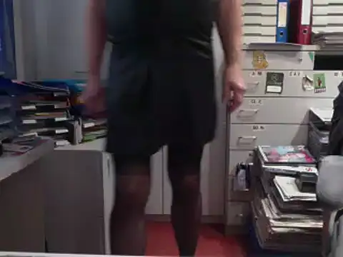 Snapshot of HMStraps01 chatting on November 6, 2:29 pm HMStraps01 online show from November 6, 2:29 pm