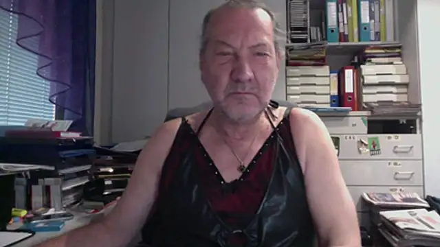 Snapshot of HMStraps01 chatting on December 2, 10:20 am HMStraps01 online show from December 2, 10:20 am