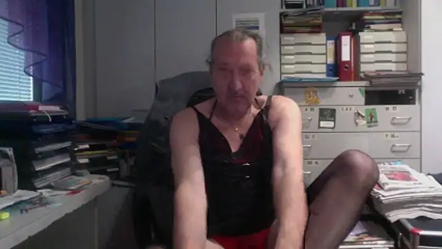 Snapshot of HMStraps01 chatting on December 21, 12:23 pm HMStraps01 online show from December 21, 12:23 pm