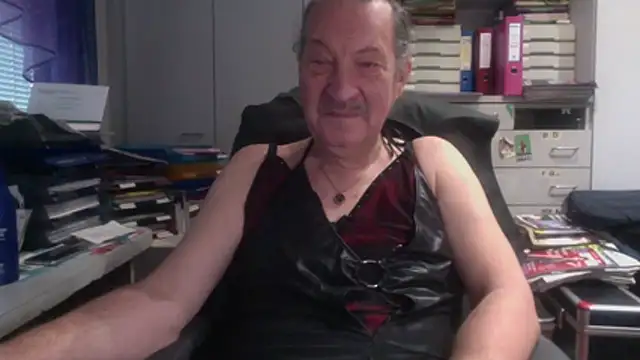 Snapshot of HMStraps01 chatting on January 6, 1:04 pm HMStraps01 online show from January 6, 1:04 pm