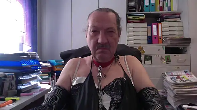 HMStraps01 online show from April 5, 11:18 am