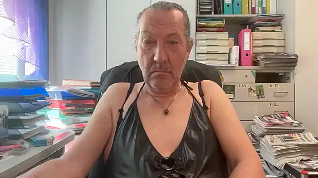 HMStraps01 online show from May 31, 9:38 am