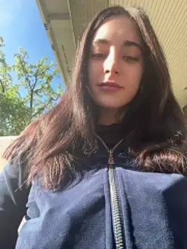Snapshot of sexymelli18 chatting on April 24, 7:44 am sexymelli18 online show from April 24, 7:44 am