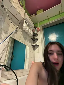 Snapshot of sexymelli18 chatting on April 25, 6:16 pm sexymelli18 online show from April 25, 6:16 pm
