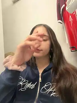 Snapshot of sexymelli18 chatting on May 13, 7:39 am sexymelli18 online show from May 13, 7:39 am