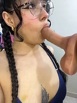 Snapshot of Emma_Winslow chatting on October 9, 6:11 am Emma Winslow online show from October 9, 6:11 am