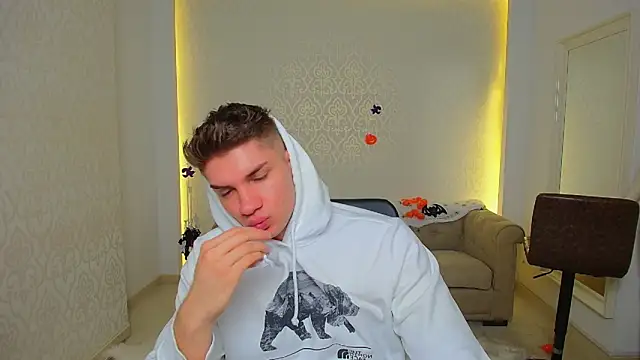 Snapshot of MaxKaiden chatting on October 27, 5:55 am MaxKaiden online show from October 27, 5:55 am