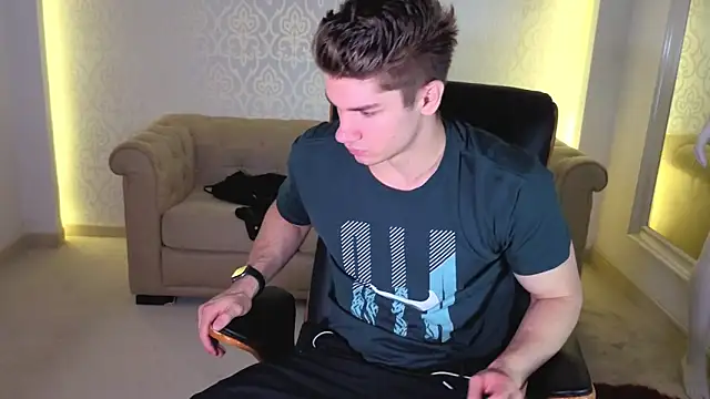 MaxKaiden online show from June 18, 4:02 am