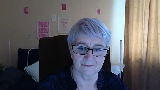 Sandra Snowflake online show from May 8, 12:10 pm