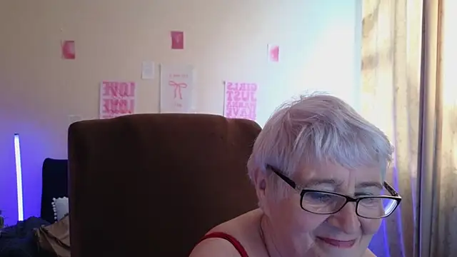 Sandra Snowflake online show from May 11, 2:45 pm