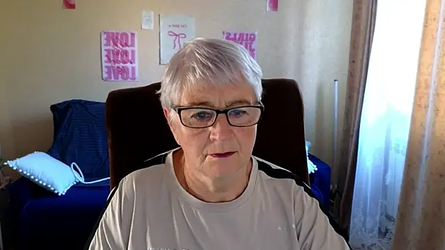 Snapshot of Sandra_Snowflake chatting on June 24, 3:49 am Sandra Snowflake online show from June 24, 3:49 am