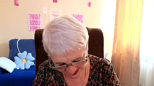 Snapshot of Sandra_Snowflake chatting on June 30, 11:44 am Sandra Snowflake online show from June 30, 11:44 am