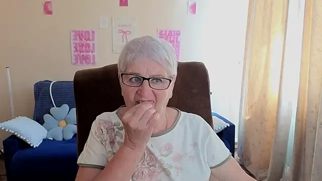 Snapshot of Sandra_Snowflake chatting on July 1, 12:18 pm Sandra Snowflake online show from July 1, 12:18 pm