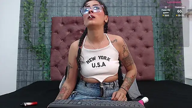 Mia  coluccy online show from February 17, 3:04 am
