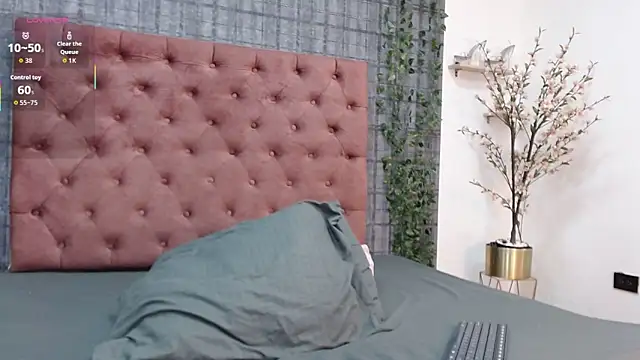 Mia  coluccy online show from September 13, 3:28 am
