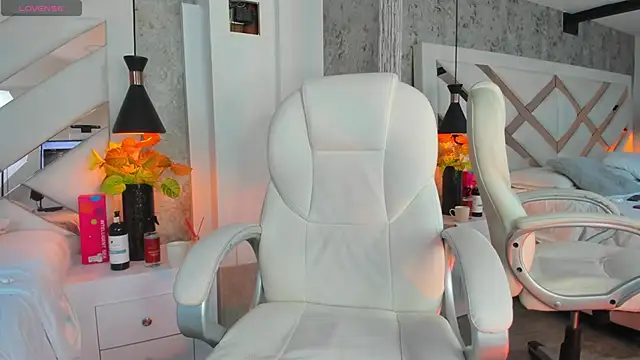 Charliee Jhonson  online show from February 22, 3:45 am