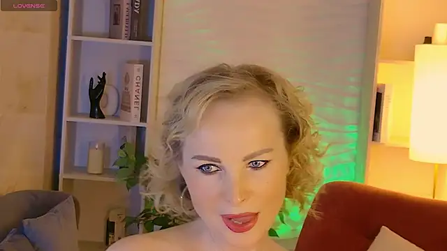Snapshot of Sandra_Kind chatting on April 11, 5:23 am Sandra Kind online show from April 11, 5:23 am