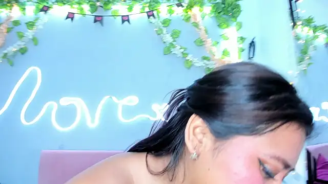 Snapshot of Luna_Sommer chatting on March 5, 4:24 pm Luna Sommer online show from March 5, 4:24 pm