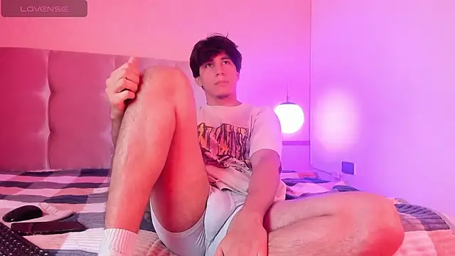 Snapshot of Allex_Cano chatting on April 10, 10:14 pm Allex Cano online show from April 10, 10:14 pm