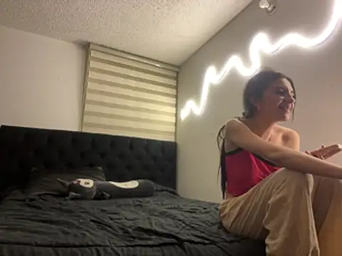 Snapshot of DesireLuxe chatting on March 5, 7:59 am DesireLuxe online show from March 5, 7:59 am