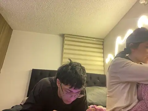 Snapshot of DesireLuxe chatting on March 19, 9:35 am DesireLuxe online show from March 19, 9:35 am