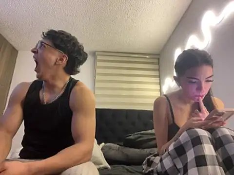 Snapshot of DesireLuxe chatting on March 25, 6:30 am DesireLuxe online show from March 25, 6:30 am