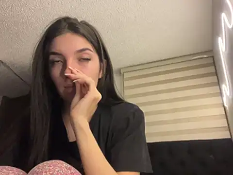 Snapshot of DesireLuxe chatting on March 31, 7:09 am DesireLuxe online show from March 31, 7:09 am