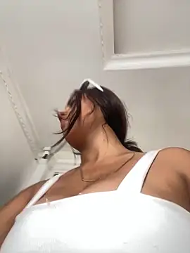 zoe mount online show from November 1, 7:05 pm