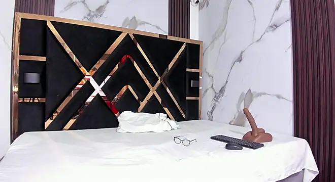 Snapshot of zara_smitt chatting on October 8, 11:19 am zara smitt online show from October 8, 11:19 am