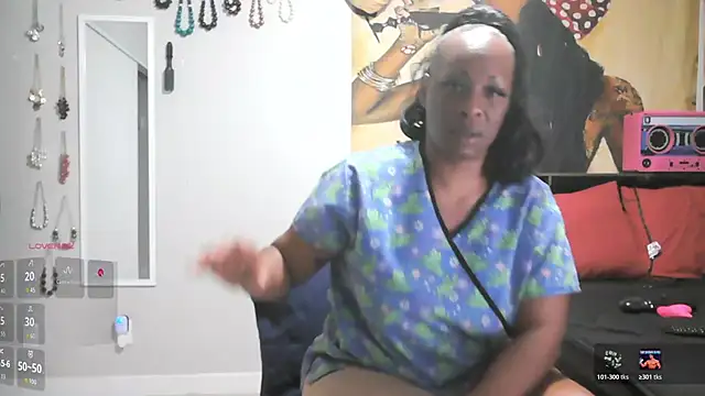 Queenanitadix online show from March 31, 9:15 pm