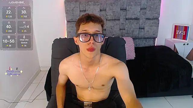 Snapshot of skinny_bigcock02 chatting on February 18, 9:11 pm skinny bigcock02 online show from February 18, 9:11 pm