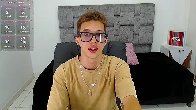 Snapshot of skinny_bigcock02 chatting on February 25, 9:35 pm skinny bigcock02 online show from February 25, 9:35 pm