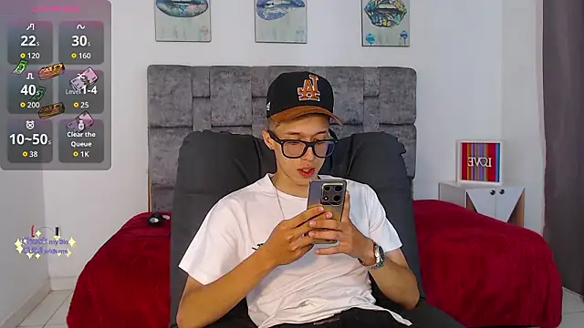 Snapshot of skinny_bigcock02 chatting on March 12, 9:21 pm skinny bigcock02 online show from March 12, 9:21 pm