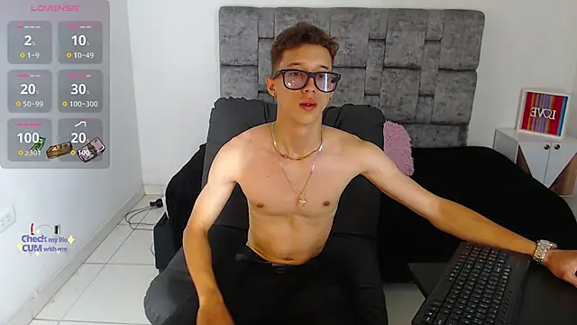 Snapshot of skinny_bigcock02 chatting on March 26, 8:58 pm skinny bigcock02 online show from March 26, 8:58 pm