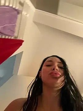 Snapshot of Mia_Splash chatting on April 5, 8:33 am Mia Splash online show from April 5, 8:33 am
